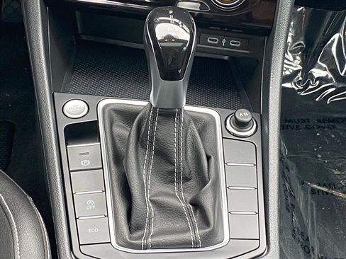 Certified 2024 Volkswagen Jetta SE w/ Panoramic Sunroof Package image 10