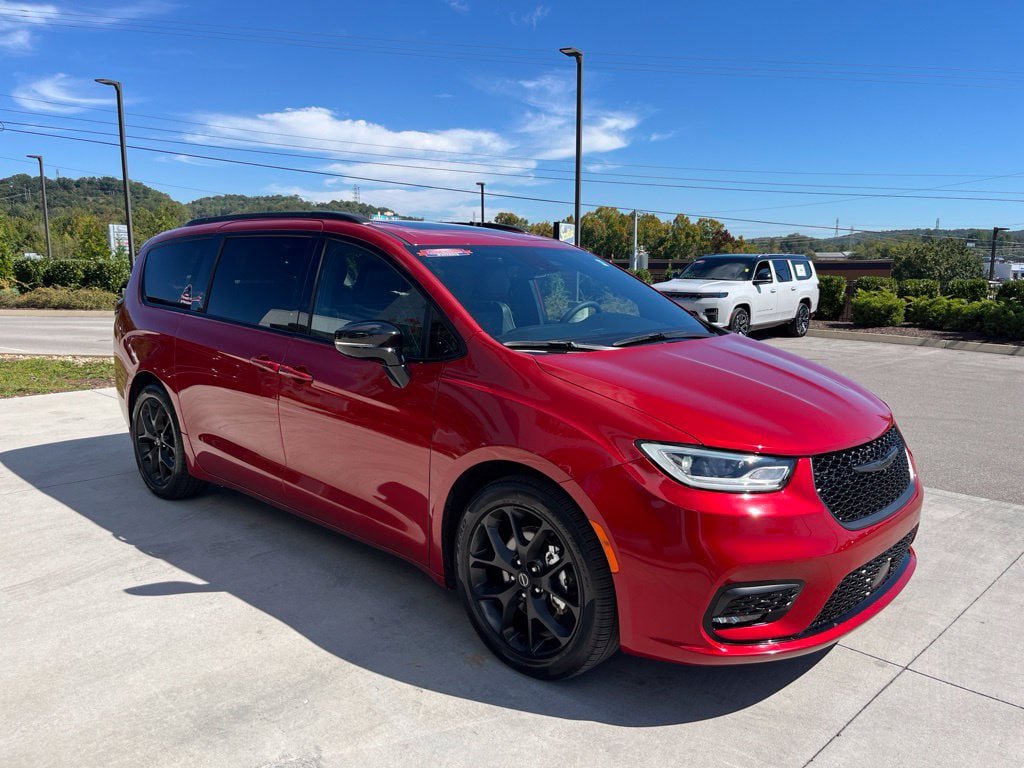 Used 2025 Chrysler Pacifica Limited FWD image 31
