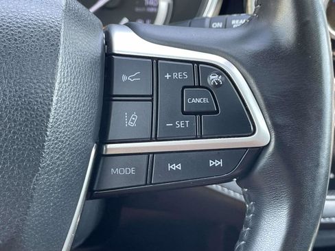 Used 2022 Toyota Highlander XSE AWD/4WD image 25