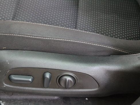 Used 2023 GMC Acadia SLE image 18