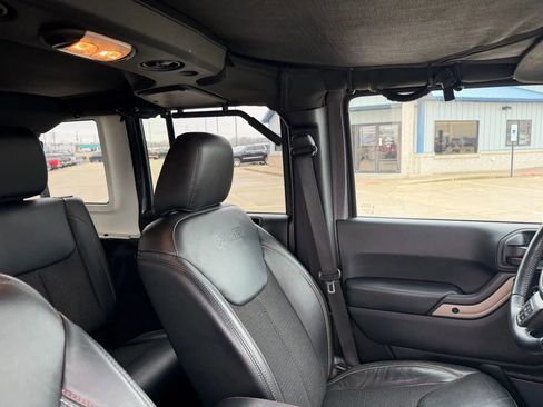 Used 2017 Jeep Wrangler Unlimited Sahara image 34