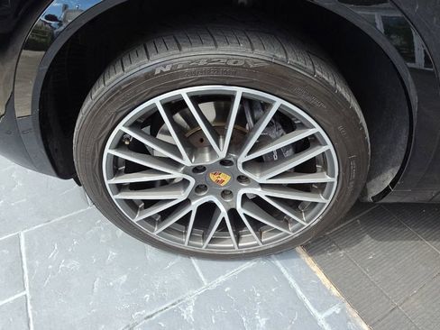 Used 2023 Porsche Cayenne Platinum Edition image 7