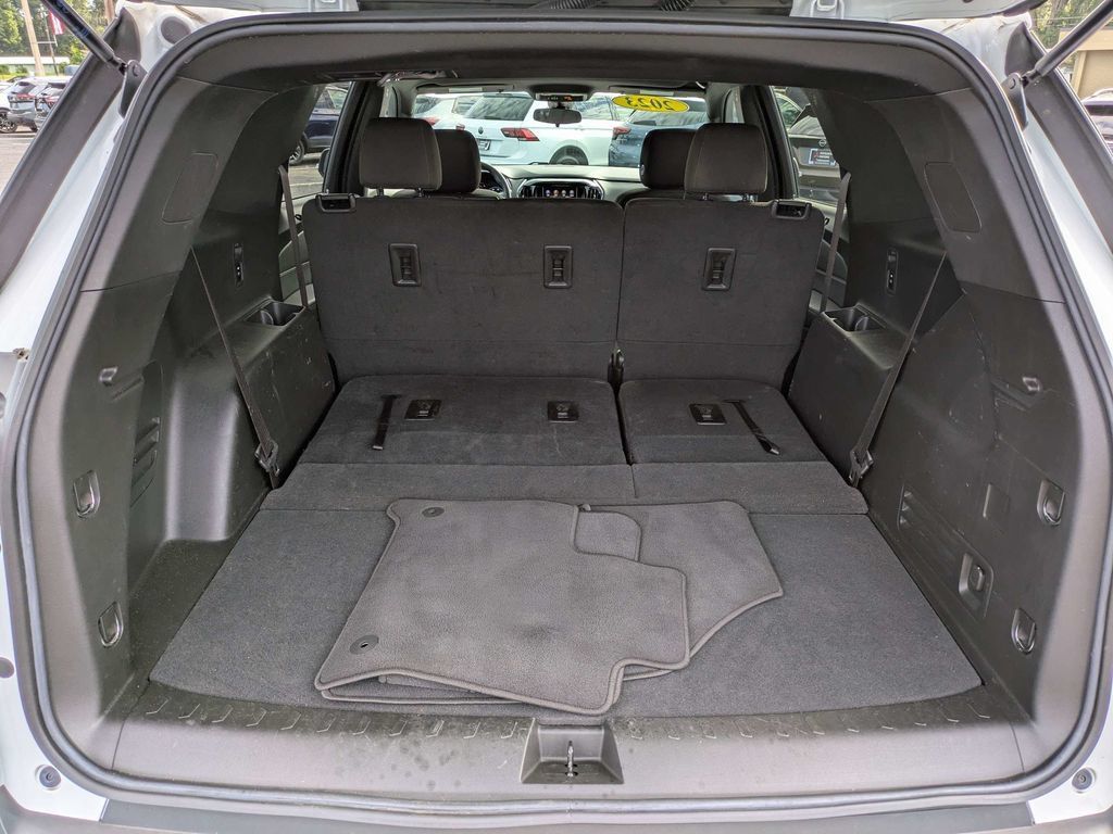 Used 2023 Chevrolet Traverse LT FWD image 13