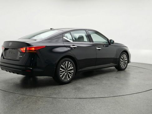 Used 2025 Nissan Altima 2.5 SV FWD image 9