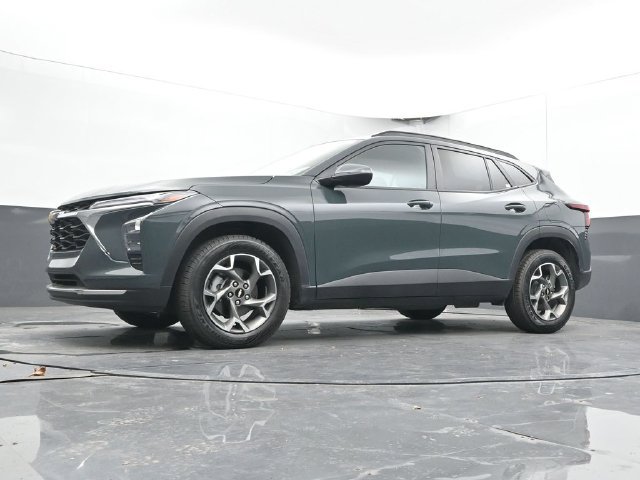 Used 2025 Chevrolet Trax LT FWD image 47