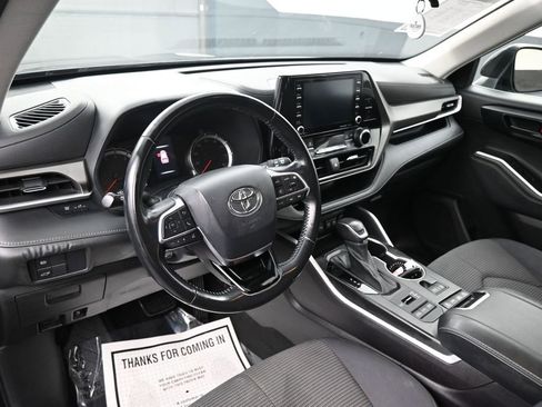 Used 2021 Toyota Highlander LE AWD/4WD image 24