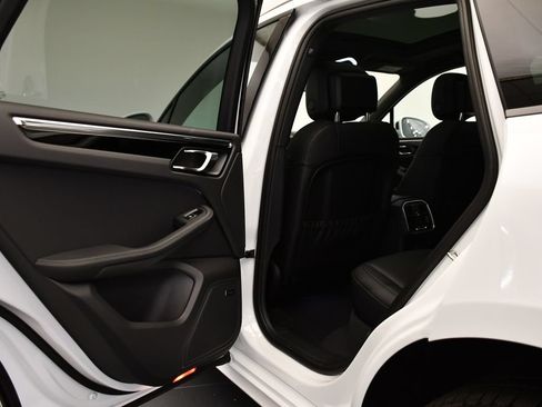 Certified 2025 Porsche Macan AWD/4WD image 44