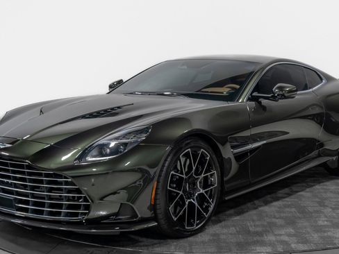 Used 2025 Aston Martin Vanquish image 2