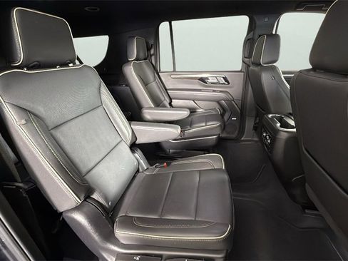 Used 2025 Chevrolet Suburban Premier image 32