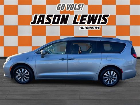 Used 2021 Chrysler Pacifica Touring-L image 7