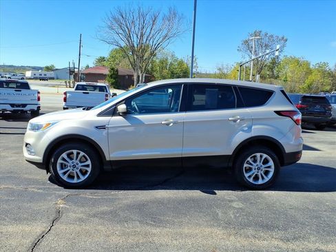 Used 2017 Ford Escape SE image 2