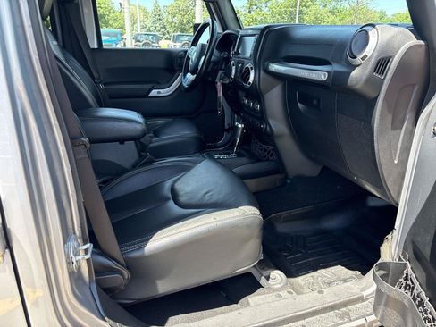 Used 2017 Jeep Wrangler Unlimited Rubicon AWD/4WD image 13