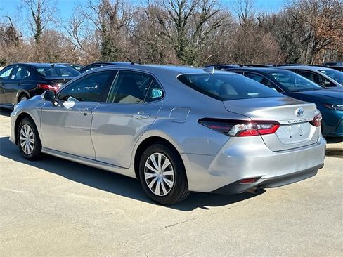 Used 2021 Toyota Camry LE image 3