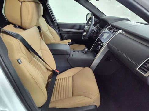 Certified 2025 Land Rover Discovery Dynamic SE image 21