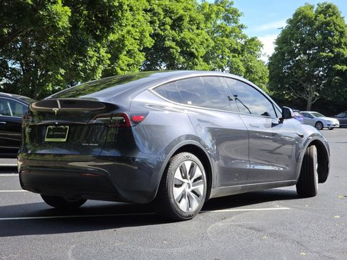 Used 2024 Tesla Model Y Long Range AWD/4WD image 23