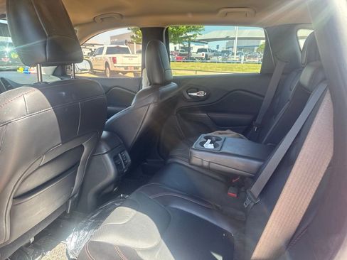 Used 2016 Jeep Cherokee Trailhawk w/ Comfort/Convenience Group AWD/4WD image 8