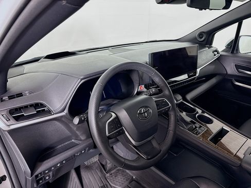 Certified 2025 Toyota Sienna Platinum image 9