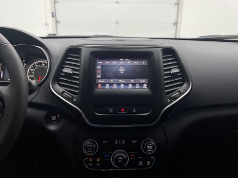 Used 2021 Jeep Cherokee Latitude Plus FWD image 22