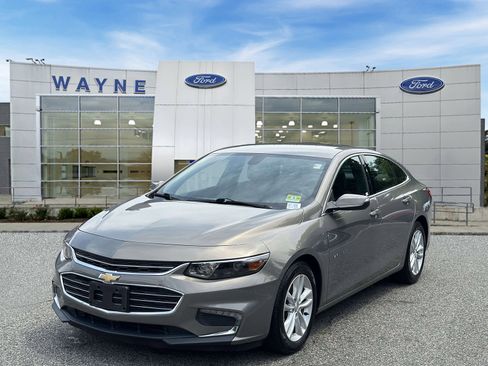 Used 2017 Chevrolet Malibu LT FWD image 2