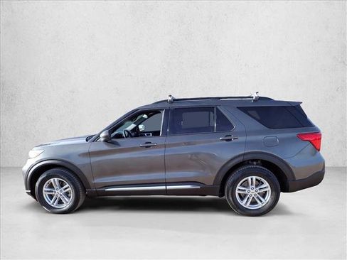 Used 2020 Ford Explorer XLT image 2
