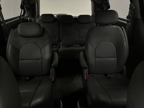 Used 2005 Chrysler Town & Country Limited FWD image 16