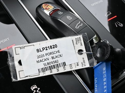 Certified 2025 Porsche Macan image 16