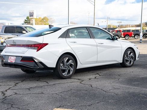 Used 2025 Hyundai Elantra Limited image 5