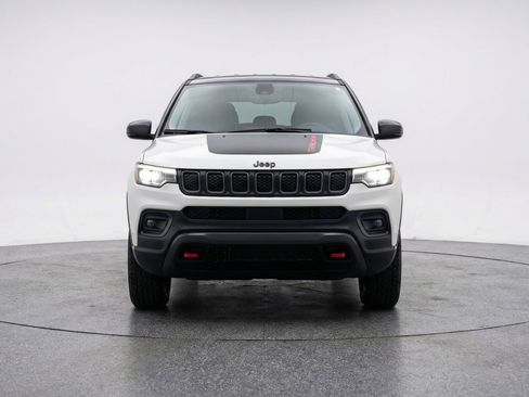 Used 2025 Jeep Compass Trailhawk AWD/4WD image 2