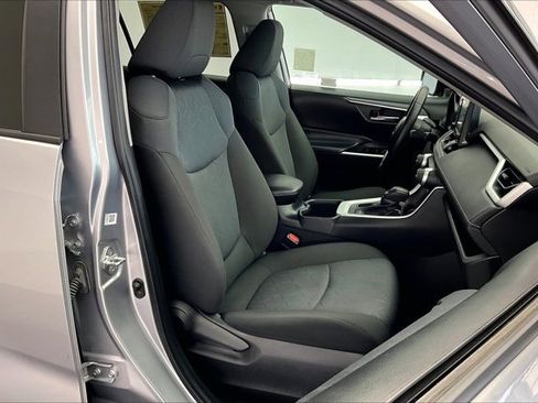 Used 2022 Toyota RAV4 XLE image 6