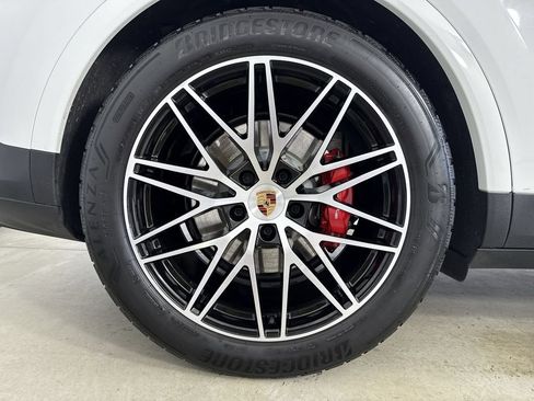 Certified 2025 Porsche Cayenne S AWD/4WD image 16
