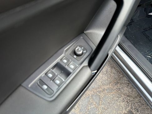 Used 2018 Volkswagen Tiguan SEL AWD/4WD image 13