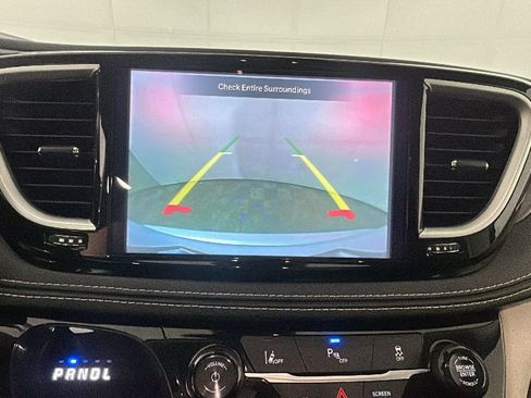 Used 2024 Chrysler Pacifica Limited FWD image 27