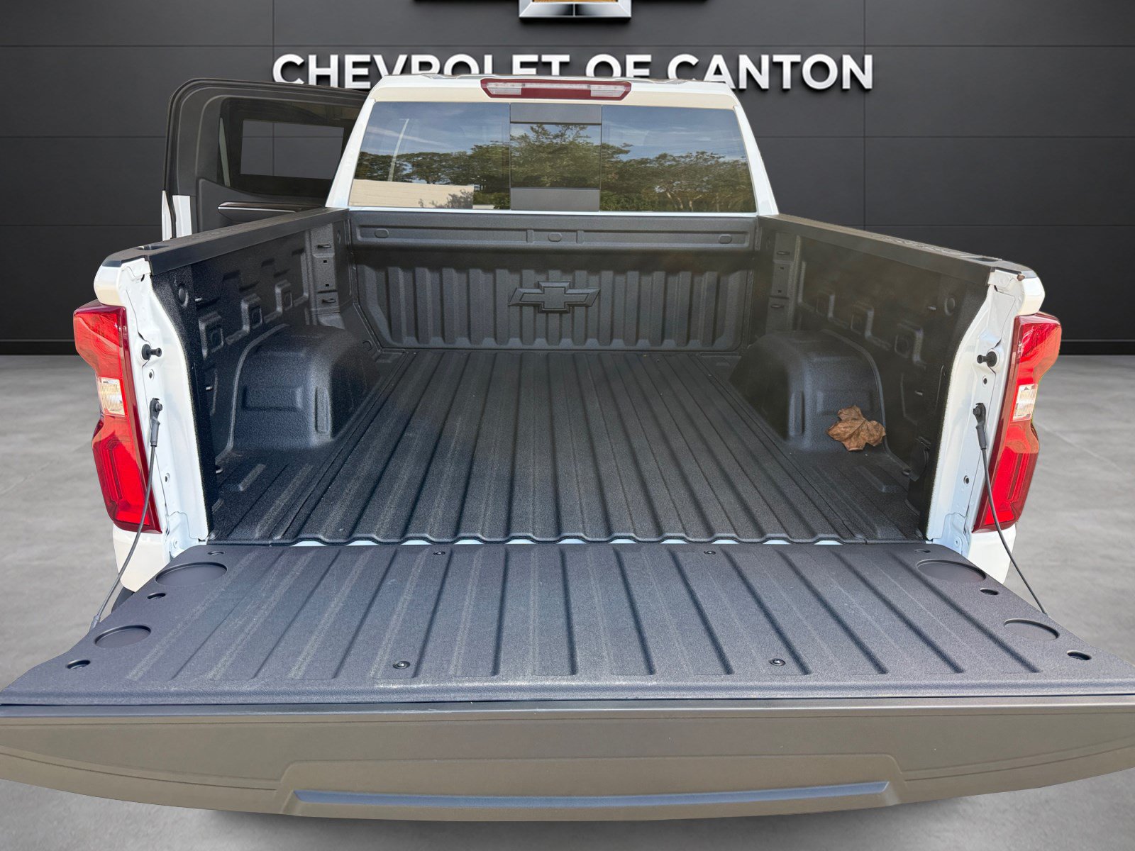 New 2026 Chevrolet Silverado 1500 RST w/ Redline Edition AWD/4WD image 17