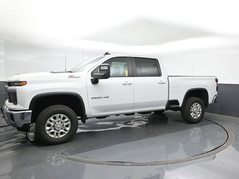 Used 2024 Chevrolet Silverado 2500 LT image 2