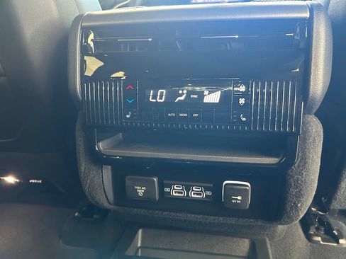 Used 2025 Jeep Wagoneer Series II AWD/4WD image 30