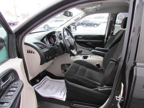 Used 2016 Dodge Grand Caravan SXT w/ UConnect Hands-Free Group image 6