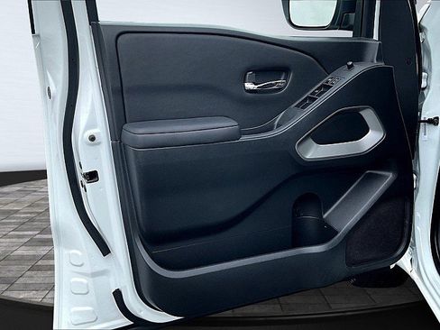 Used 2023 Nissan Frontier SV image 12