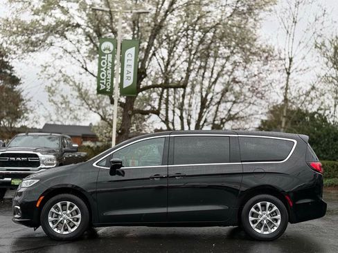 Used 2025 Chrysler Pacifica Select AWD/4WD image 2