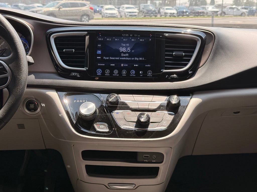 Used 2017 Chrysler Pacifica Touring w/ Tire & Wheel Group FWD image 22