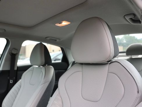 Certified 2025 Hyundai Elantra Limited FWD image 16