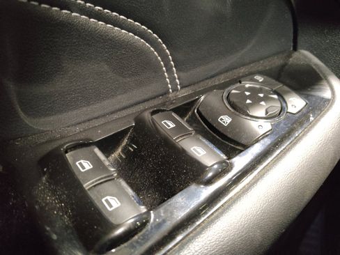 Used 2018 Ford Edge Titanium FWD image 27