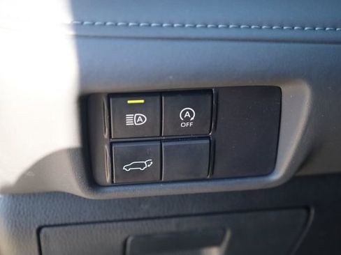 Used 2024 Toyota Highlander LE AWD/4WD image 9