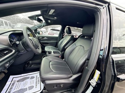 Used 2026 Chrysler Pacifica Select image 23