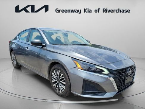 Used 2024 Nissan Altima 2.5 SV FWD image 1