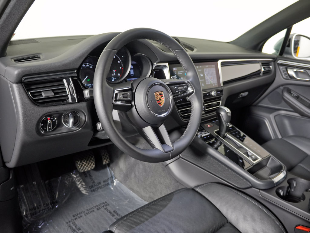 Certified 2023 Porsche Macan Turbo AWD/4WD image 4