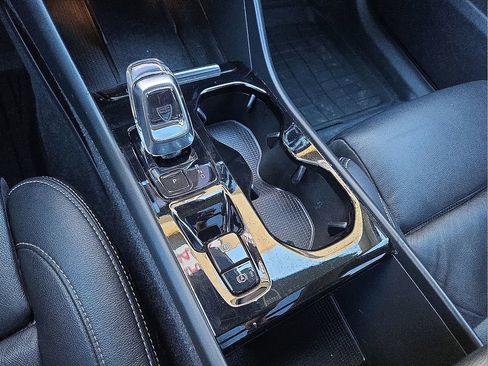 Certified 2023 Volvo XC40 B5 Plus w/ Protection Package Premier image 31