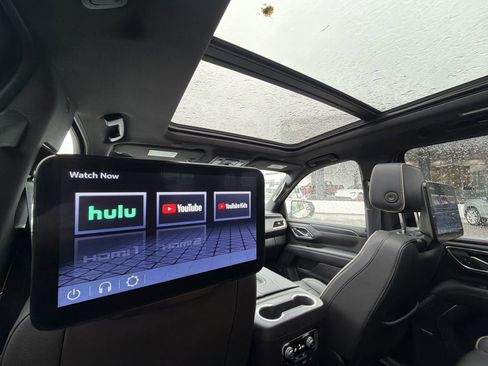 Used 2024 GMC Yukon XL SLT w/ SLT Premium Package image 29