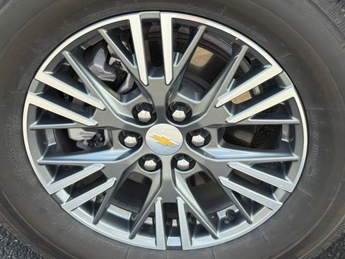 Used 2025 Chevrolet Traverse LT FWD image 11