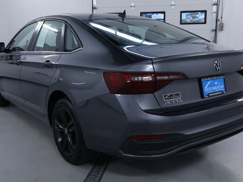 Used 2022 Volkswagen Jetta SE w/ Panoramic Sunroof Package image 5