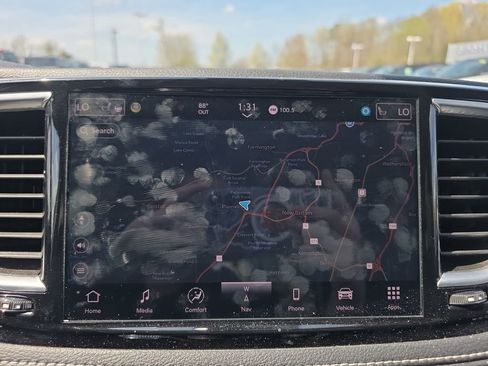 Used 2024 Chrysler Pacifica Limited image 32